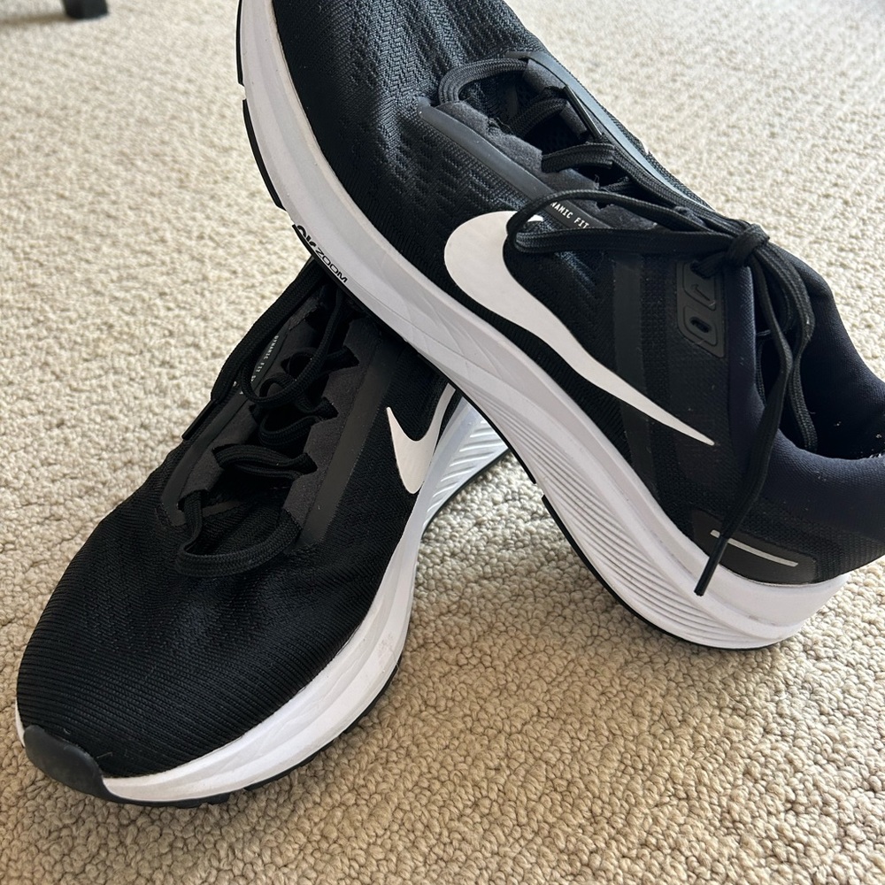 Nike Structure 24s M9/W10.5